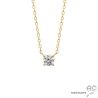 Collier avec solitaire en zirconium brillant sur une chaîne en plaqué or, ras de cou fin, femme