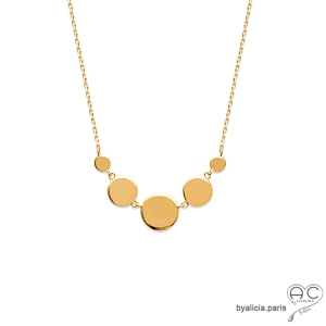 Collier avec multiples médailles rondes en plaqué or