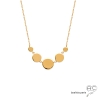 Collier avec multiples médailles rondes en plaqué or