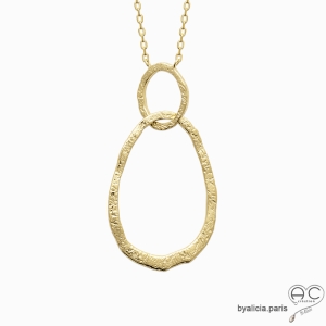 Collier avec deux anneaux entrelacé en plaqué or martelé, ras de cou, femme