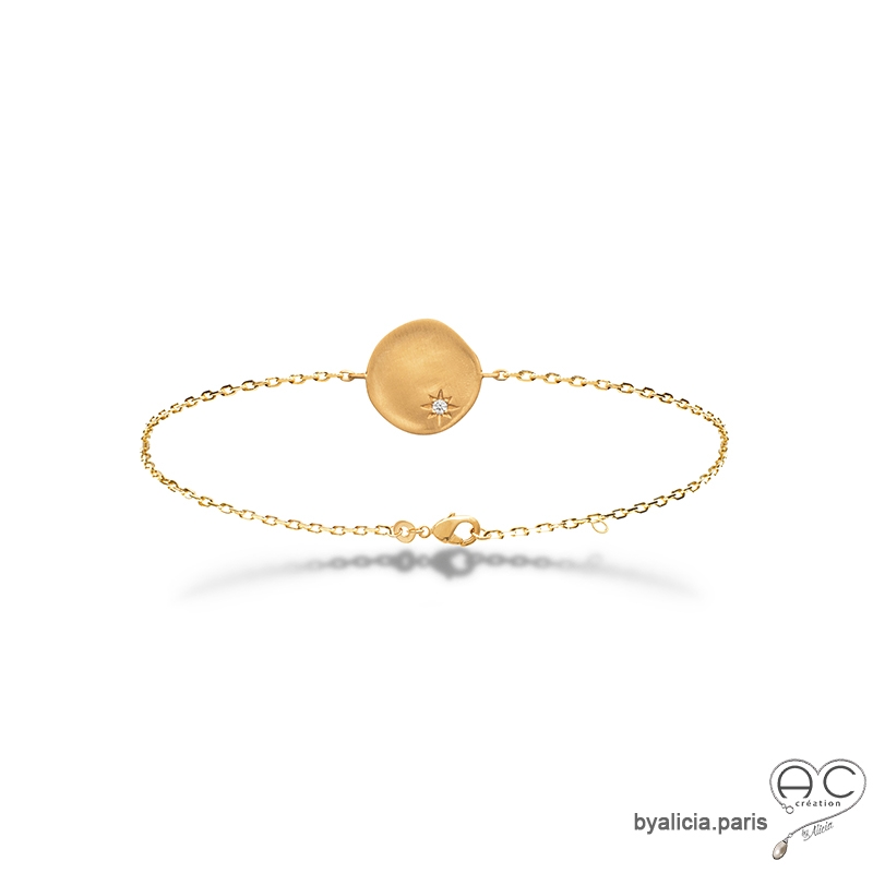Bracelet médaille ronde avec étoile gravée et sertie de zircon brillant sur une chaîne en plaqué or satiné, femme