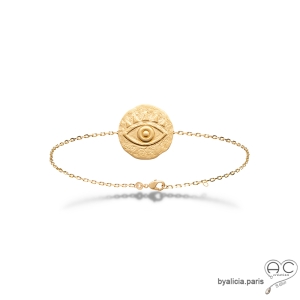 Bracelet oeil gravé sur une médaille ronde en plaqué or satiné, avec une chaîne fine, femme