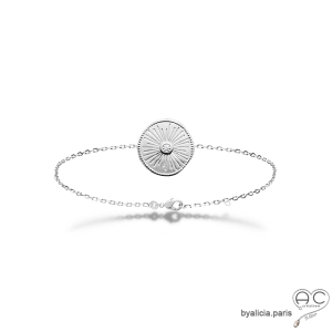 Bracelet médaille ronde vintage en argent rhodié et satiné, gravée et sertie d'un zirconium, avec une chaîne fine