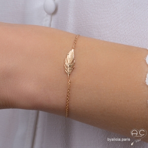 Bracelet avec plume en plaqué or sur une chaîne fine, femme