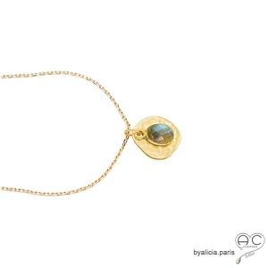Collier, pendentif médaille martelé en plaqué or avec labradorite, création by Alicia