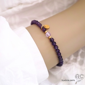 Bracelet fin améthyste et pampille médaille en plaqué or, pierre naturelle violette, fait main