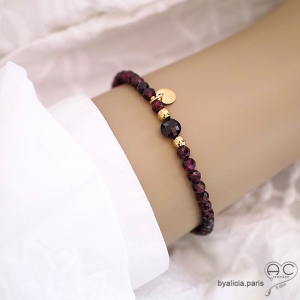 bracelet fin grenat et pampille médaille plaqué or, pierre sur élastique, fait main