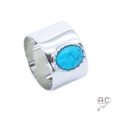Bague turquoise reconstituée cabochon sur un anneau large en argent massif rhodié, femme